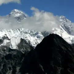 W jakim kraju jest Mount Everest? Odkryj granice Nepalu i Chin
