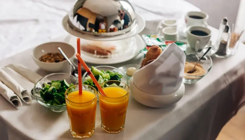 Czy można zamówić jedzenie do hotelu? Sprawdź dostępne opcje i zasady