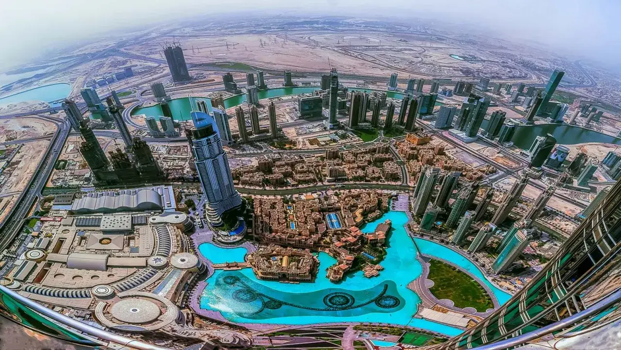 Widok z lotu ptaka na nowoczesne centrum Dubaju, Zjednoczone Emiraty Arabskie, z drapaczami chmur i sztucznymi zbiornikami wodnymi.